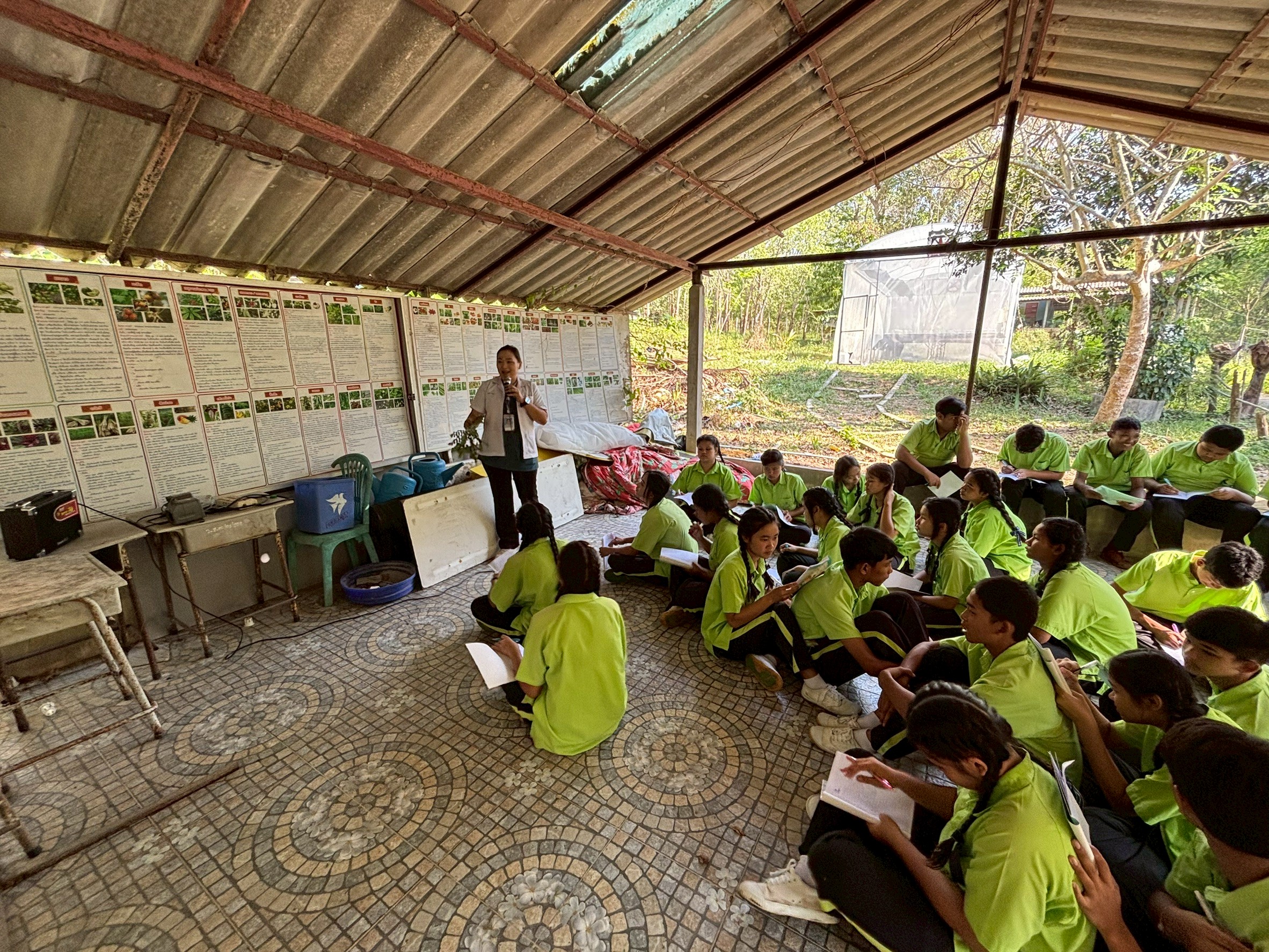 title - ส.ป.ก.ประจวบคีรีขันธ์ วันที่ 26-27 กุมภาพันธ์ 2569 ดำเนินการจัดฝึกอบรมภายใต้โครงการอนุรักษ์พันธุกรรมพืช อันเนื่องมาจากพระราชดำริ สมเด็จพระเทพรัตนราชสุดาฯ สยามบรมราชกุมารี (อพ.สธ.) ประจำปีงบประมาณ พ.ศ. 2569 ณ โรงเรียนบ้านวังน้ำเขียว หมู่ที่ 7 ตำบลร่อนทอง อำเภอบางสะพาน จังหวัดประจวบคีรีขันธ์ และโรงเรียนตำรวจตระเวนชายแดนบ้านย่านซื่อ หมู่ที่ 9 ตำบลหาดขาม อำเภอกุยบุรี จังหวัดประจวบคีรีขันธ์